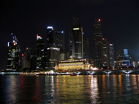 Great view from Espanade overthe Bay towards Fullerton Hotel